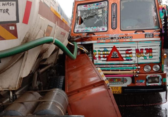 Tanker truck accident near Sarve The driver sustained minor injuries | सारवेजवळ टँकर ट्रक अपघात चालक किरकोळ जखमी