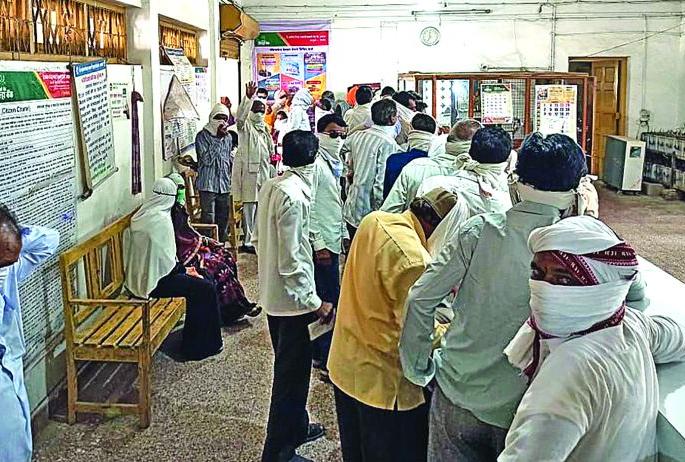 Queue in front of the banks to pay the loan | पीककर्जाचा भरणा करण्यासाठी बँकांसमोर रांगा Queue in front of the banks to pay the loan | पीककर्जाचा भरणा करण्यासाठी बँकांसमोर रांगा