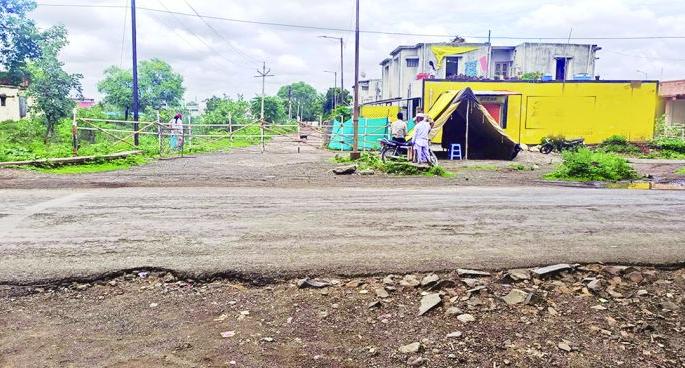 Free movement of citizens in front of the police in the 'containment zone' | ‘कन्टेनमेंट झोन’मध्ये पोलिसांसमोर नागरिकांचा मुक्त संचार Free movement of citizens in front of the police in the 'containment zone' | ‘कन्टेनमेंट झोन’मध्ये पोलिसांसमोर नागरिकांचा मुक्त संचार