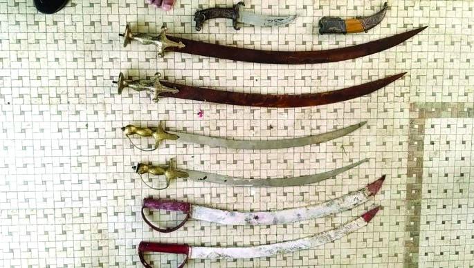 Illegal weapons seized from Washim; The accused fled the house! | वाशिम येथून अवैध शस्त्रसाठा जप्त; आरोपीने घरातून काढला पळ ! Illegal weapons seized from Washim; The accused fled the house! | वाशिम येथून अवैध शस्त्रसाठा जप्त; आरोपीने घरातून काढला पळ !