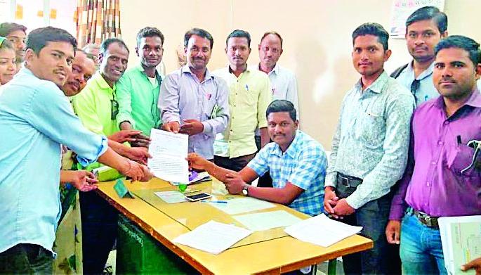 Movement of village workers in Deoli taluka | देवळी तालुक्यातील ग्रामरोजगार सेवकांचे आंदोलन Movement of village workers in Deoli taluka | देवळी तालुक्यातील ग्रामरोजगार सेवकांचे आंदोलन