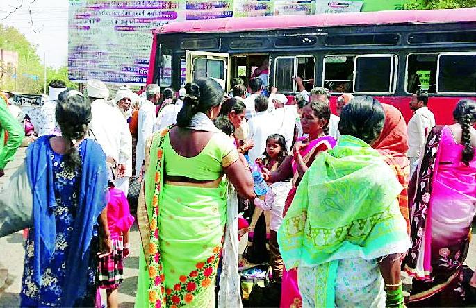 The situation of the passengers arriving due to absenteeism | भरउन्हात बसफेऱ्यांअभावी प्रवाशांचे हाल The situation of the passengers arriving due to absenteeism | भरउन्हात बसफेऱ्यांअभावी प्रवाशांचे हाल