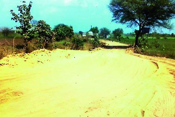 Due to the work of the prosperity highway, the occupation of the farmers is difficult | समृद्धी महामार्गाच्या कामामुळे शेतकऱ्यांची वहिवाट बिकट Due to the work of the prosperity highway, the occupation of the farmers is difficult | समृद्धी महामार्गाच्या कामामुळे शेतकऱ्यांची वहिवाट बिकट