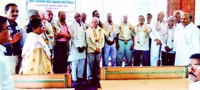 17 senior poets in the social work | सामाजिक कार्यात अग्रेसर १७ ज्येष्ठांचा गुणगौरव