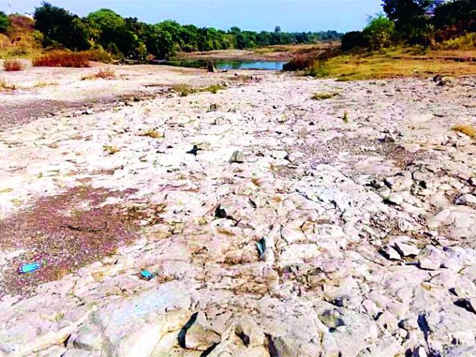 The river falls into dry, drought | नदी पडली कोरडी, दुष्काळाची चाहुल The river falls into dry, drought | नदी पडली कोरडी, दुष्काळाची चाहुल