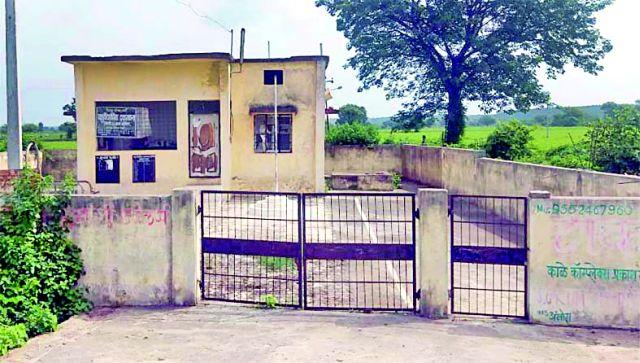 In the animal husbandry crisis | पशुपालक संकटात In the animal husbandry crisis | पशुपालक संकटात