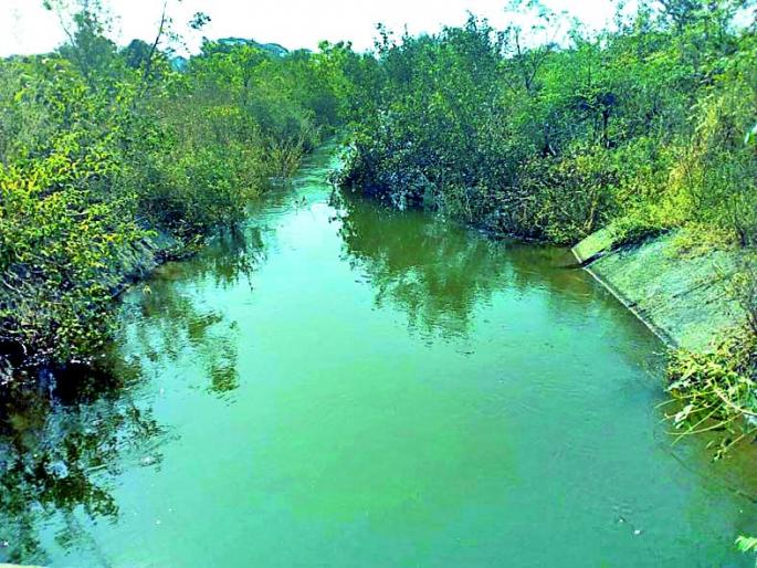 Lakhs of lit water wasted | लाखो लिटर पाणी जाते वाया Lakhs of lit water wasted | लाखो लिटर पाणी जाते वाया