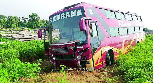 Travels-two-wheeler accident killed two | ट्रॅव्हल्स-दुचाकीच्या अपघातात दोघे ठार Travels-two-wheeler accident killed two | ट्रॅव्हल्स-दुचाकीच्या अपघातात दोघे ठार