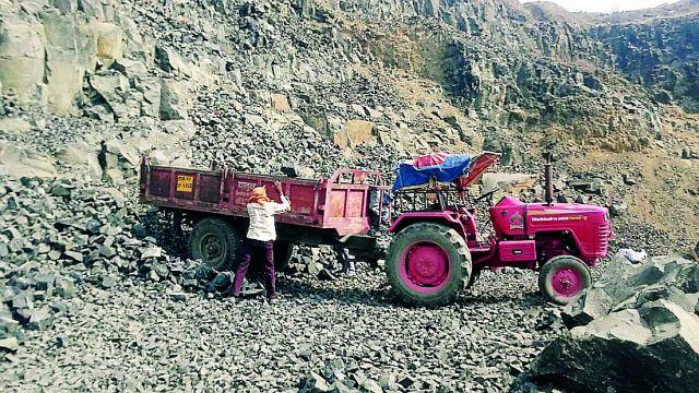 Ride with tahsildars on the Gilitkhand at this time | येळाकेळीच्या गिट्टीखदानवर तहसीलदारांसोबत राडा Ride with tahsildars on the Gilitkhand at this time | येळाकेळीच्या गिट्टीखदानवर तहसीलदारांसोबत राडा