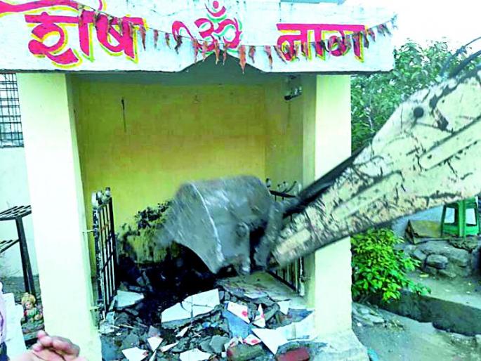 Six temples in Vrinda made of rocks | वर्धेतील सहा मंदिरे केली जमीनदोस्त Six temples in Vrinda made of rocks | वर्धेतील सहा मंदिरे केली जमीनदोस्त