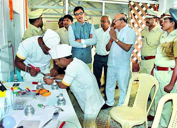 Prakashdives in the life of captives | बंदीजनांच्या जीवनात प्रकाशदिवे Prakashdives in the life of captives | बंदीजनांच्या जीवनात प्रकाशदिवे