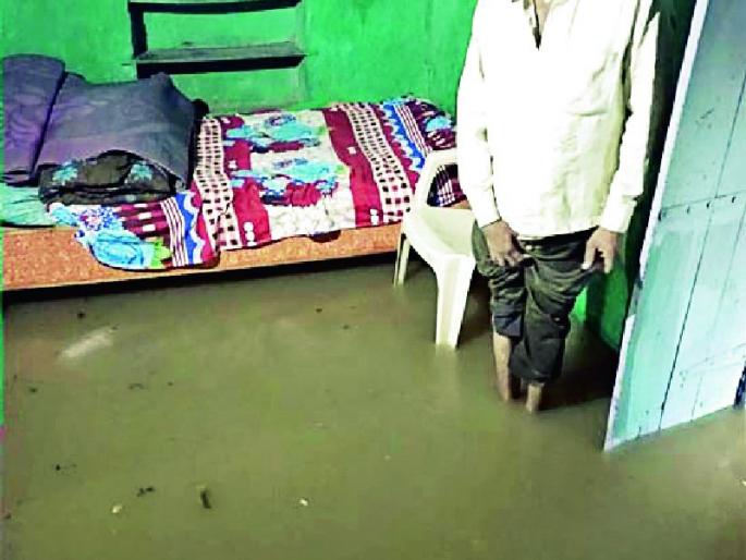 The beneficiaries of the Housing Scheme live on water | घरकूल योजनेतील लाभार्थ्यांची पाण्यामुळे वाताहत The beneficiaries of the Housing Scheme live on water | घरकूल योजनेतील लाभार्थ्यांची पाण्यामुळे वाताहत