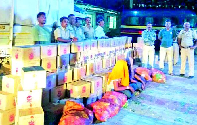 9,51 lakhs of ammunition seized with vehicle | वाहनासह ९.५१ लाखाचा दारुसाठा जप्त 9,51 lakhs of ammunition seized with vehicle | वाहनासह ९.५१ लाखाचा दारुसाठा जप्त