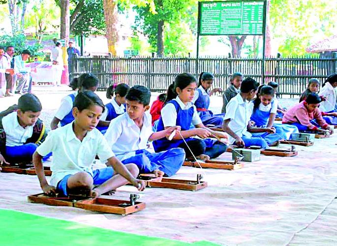 Bapu honored with 34 thousand yarn spinning | ३४ हजार मीटर सूत कताईतून बापूंना आदरांजली Bapu honored with 34 thousand yarn spinning | ३४ हजार मीटर सूत कताईतून बापूंना आदरांजली