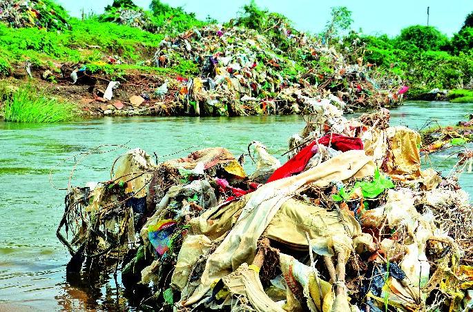 'Khacharghar' became the land of Nirgunda | निर्गुडेचे खोरे झाले ‘कचराघर’ 'Khacharghar' became the land of Nirgunda | निर्गुडेचे खोरे झाले ‘कचराघर’