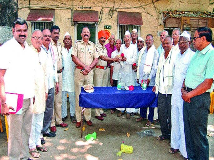 The 21st Birth Anniversary of Sri Swamy Samarth Senior Citizen's Union | श्री स्वामी समर्थ ज्येष्ठ नागरिक संघाच्या २१ सदस्यांच्या एकत्रित वाढदिवस The 21st Birth Anniversary of Sri Swamy Samarth Senior Citizen's Union | श्री स्वामी समर्थ ज्येष्ठ नागरिक संघाच्या २१ सदस्यांच्या एकत्रित वाढदिवस