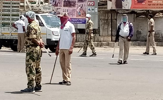 Hit Yeola for no reason | येवला येथे विनाकारण फिरणाऱ्यांना दणका  Hit Yeola for no reason | येवला येथे विनाकारण फिरणाऱ्यांना दणका