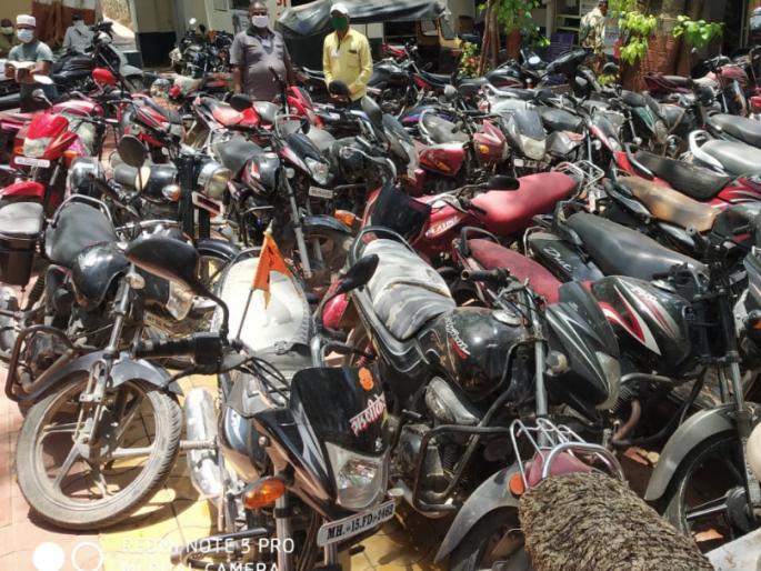 Two thousand two-wheelers seized from police | पोलिसांकडून दोन हजार दुचाकी जप्त  Two thousand two-wheelers seized from police | पोलिसांकडून दोन हजार दुचाकी जप्त