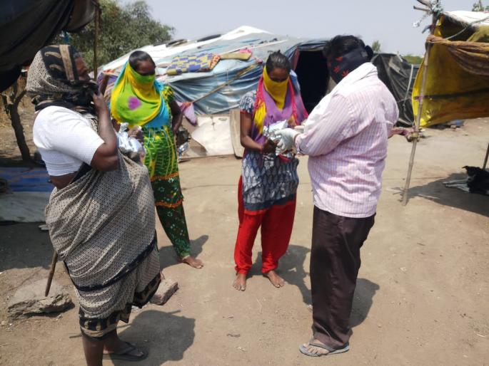  Food pockets for those in need from social organizations | येवल्यात सामाजिक संस्थांकडून गरजूंना अन्नाची पाकिटे