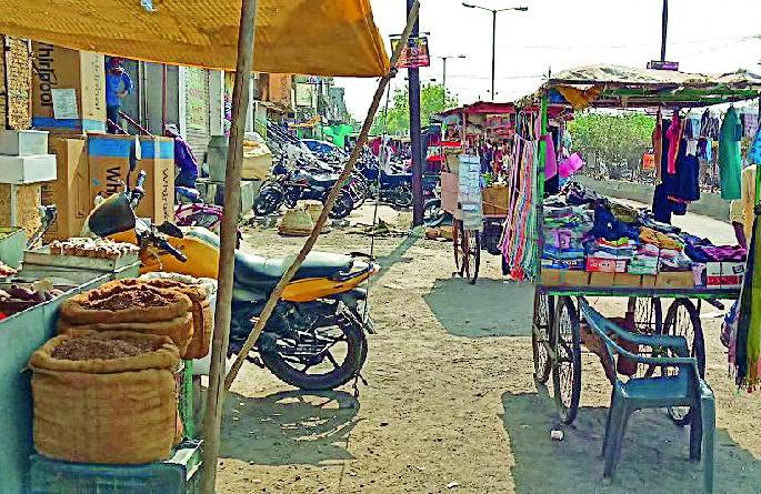 The town of Pusad in the city has three o'clock | पुसद शहरात वाहतुकीचे वाजले तीनतेरा The town of Pusad in the city has three o'clock | पुसद शहरात वाहतुकीचे वाजले तीनतेरा