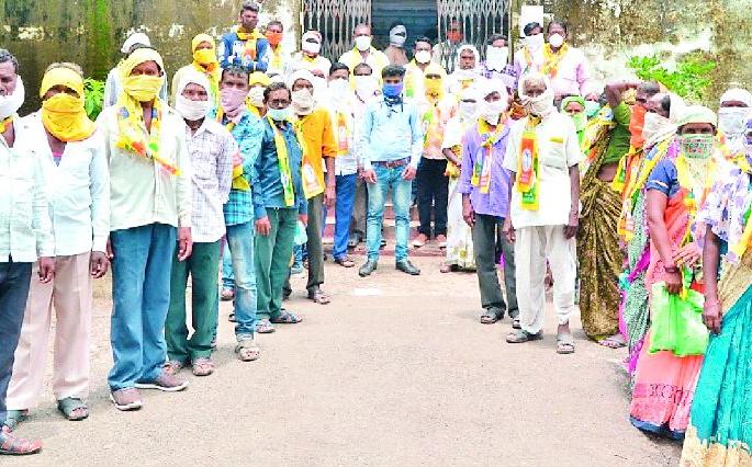 Strike on Ghatanji tehsil for distribution of khawti loan | खावटी कर्ज वाटपासाठी घाटंजी तहसीलवर धडक Strike on Ghatanji tehsil for distribution of khawti loan | खावटी कर्ज वाटपासाठी घाटंजी तहसीलवर धडक