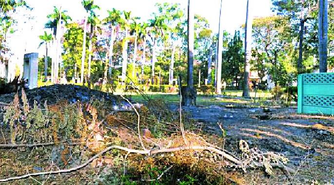 Expenditure up to one and a half lakhs per month in open parks | उजाड उद्यानांवर महिन्याकाठी दीड लाख खर्च Expenditure up to one and a half lakhs per month in open parks | उजाड उद्यानांवर महिन्याकाठी दीड लाख खर्च