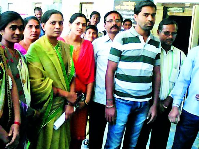 Vivekanand's parents in school | पालकांची विवेकानंद विद्यालयात धडक Vivekanand's parents in school | पालकांची विवेकानंद विद्यालयात धडक