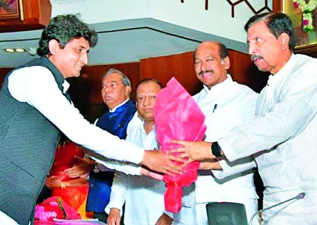 Mirza, Naik sworn in Mumbai | मिर्झा, नाईकांचा मुंबईत शपथविधी Mirza, Naik sworn in Mumbai | मिर्झा, नाईकांचा मुंबईत शपथविधी