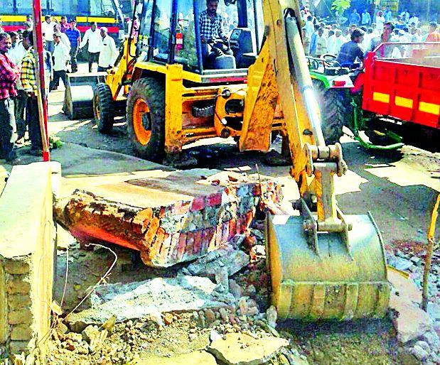 Remove encroachment at Mahagaon (A) | महागाव (क.) येथे अतिक्रमण हटाव Remove encroachment at Mahagaon (A) | महागाव (क.) येथे अतिक्रमण हटाव