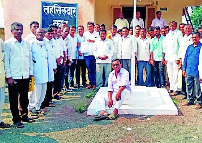 Farmers' plots in front of Ner Tehsil | नेर तहसीलसमोर शेतकऱ्यांचा ठिय्या