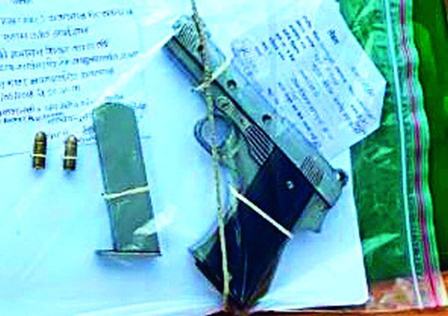 Three arrested with indigenous pistol on Moha fate | मोहा फाट्यावर देशी पिस्टलसह तिघांना अटक Three arrested with indigenous pistol on Moha fate | मोहा फाट्यावर देशी पिस्टलसह तिघांना अटक