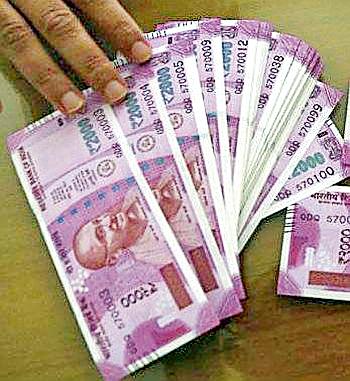 bankaa-maalaamaala-vaivaidha-caarajaesanae-garaahaka-kangaala | बँका मालामाल, विविध चार्जेसने ग्राहक कंगाल bankaa-maalaamaala-vaivaidha-caarajaesanae-garaahaka-kangaala | बँका मालामाल, विविध चार्जेसने ग्राहक कंगाल