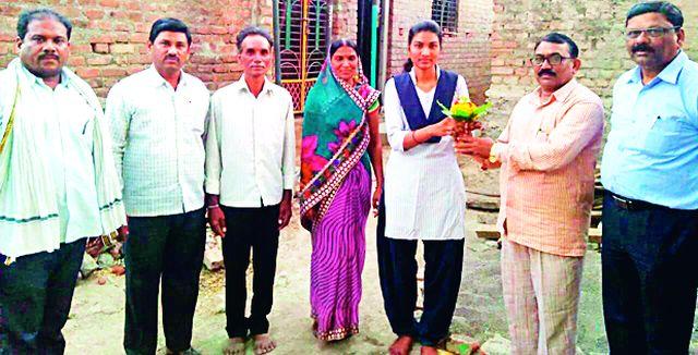 Girls' beta: First Priya Bobde taluka, pride of quality | मुलींची बाजी : प्रिया बोबडे तालुक्यातून पहिली, गुणवंतांचा गौरव Girls' beta: First Priya Bobde taluka, pride of quality | मुलींची बाजी : प्रिया बोबडे तालुक्यातून पहिली, गुणवंतांचा गौरव