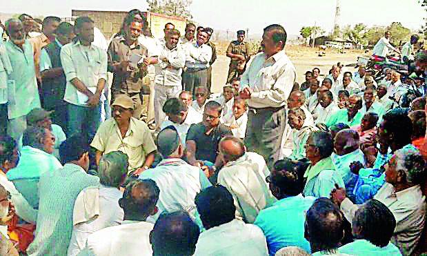 The confiscation of sugarcane growers in bank seizure | बँकेच्या जप्ती पथकाला ऊस उत्पादकांचा घेराव The confiscation of sugarcane growers in bank seizure | बँकेच्या जप्ती पथकाला ऊस उत्पादकांचा घेराव