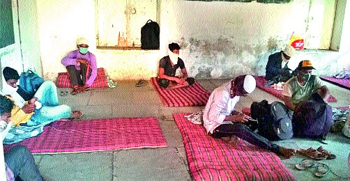 The workers traveling to Madhya Pradesh were stopped | मध्य प्रदेशकडे जाणाºया मजुरांना अडविले The workers traveling to Madhya Pradesh were stopped | मध्य प्रदेशकडे जाणाºया मजुरांना अडविले