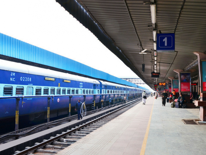 Railway station officials spread about cleanliness | रेल्वे स्थानक अधिकाऱ्यांना स्वच्छतेबाबत घेतले फैलावर Railway station officials spread about cleanliness | रेल्वे स्थानक अधिकाऱ्यांना स्वच्छतेबाबत घेतले फैलावर