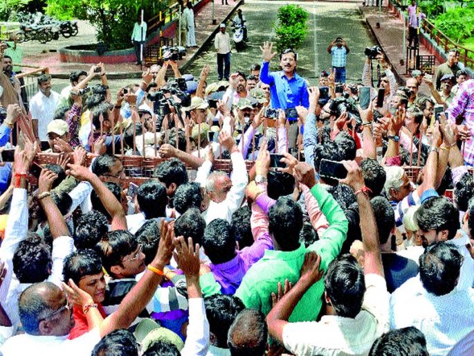 Just before the proposal was submitted, | प्रस्ताव येण्यापूर्वीच बारगळला अविश्वास Just before the proposal was submitted, | प्रस्ताव येण्यापूर्वीच बारगळला अविश्वास