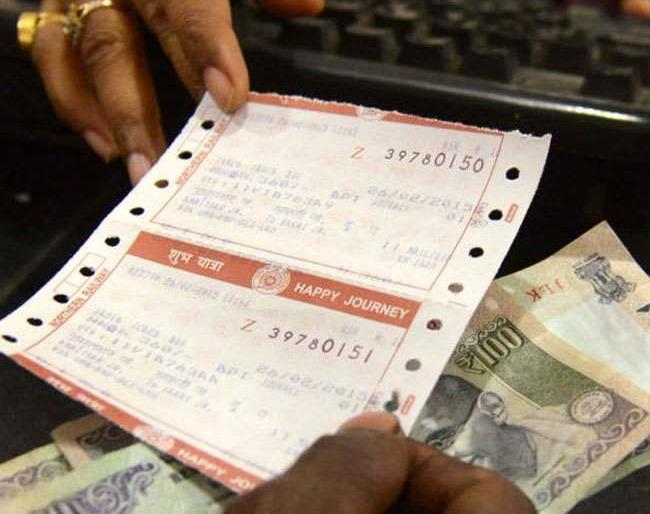 Big news; On the same day, 324 passengers were found in two express trains | मोठी बातमी; एकाच दिवसात आढळले दोन एक्स्प्रेस गाड्यात ३२४ विनातिकीट प्रवासी