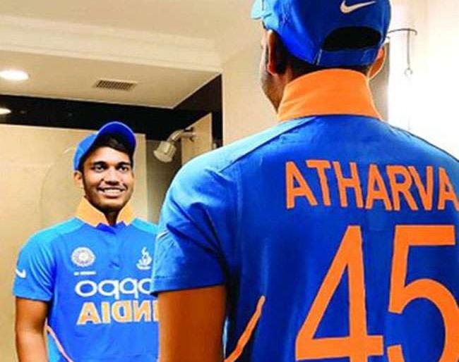 The son of a bus connector became the player of India's cricket team | मराठी पाऊल पडते पुढे! बस कंटक्टरचा मुलगा झाला भारताच्या क्रिकेट संघाचा शिलेदार