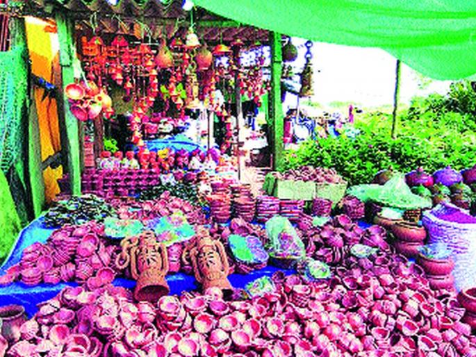 Housewives long for Lakshmi's idols | लक्ष्मीच्या मूर्ती घेण्यासाठी गृहिणींची लगबग Housewives long for Lakshmi's idols | लक्ष्मीच्या मूर्ती घेण्यासाठी गृहिणींची लगबग