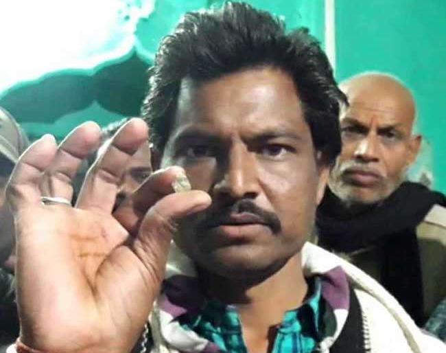 Labor becomes Crorepati; FOUND Highest price DIAMOND in the history of panna | मजूर बनला करोडपती; पन्नाच्या इतिहासात हिऱ्याला सर्वाधिक किंमत Labor becomes Crorepati; FOUND Highest price DIAMOND in the history of panna | मजूर बनला करोडपती; पन्नाच्या इतिहासात हिऱ्याला सर्वाधिक किंमत