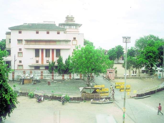 A call to bomb Sangh HQ stirs; Enhanced security | संघ मुख्यालय बॉम्बने उडविण्याच्या फोनमुळे खळबळ; सुरक्षा वाढविली A call to bomb Sangh HQ stirs; Enhanced security | संघ मुख्यालय बॉम्बने उडविण्याच्या फोनमुळे खळबळ; सुरक्षा वाढविली