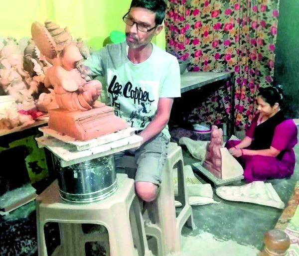 The sculptor of Ganesha idol started working | मूर्तिकार लागले कामाला, बाप्पा यंदा पावतील का? The sculptor of Ganesha idol started working | मूर्तिकार लागले कामाला, बाप्पा यंदा पावतील का?