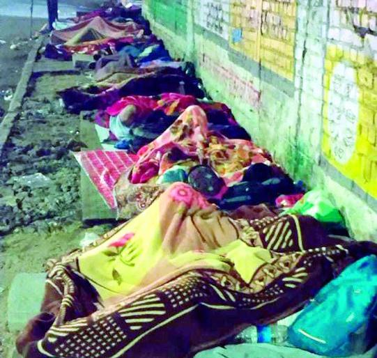 A time for youth to sleep on the streets in the bitter cold for employment | रोजगारासाठी तरुणांवर कडाक्याच्या थंडीत रस्त्यावर झोपण्याची वेळ A time for youth to sleep on the streets in the bitter cold for employment | रोजगारासाठी तरुणांवर कडाक्याच्या थंडीत रस्त्यावर झोपण्याची वेळ