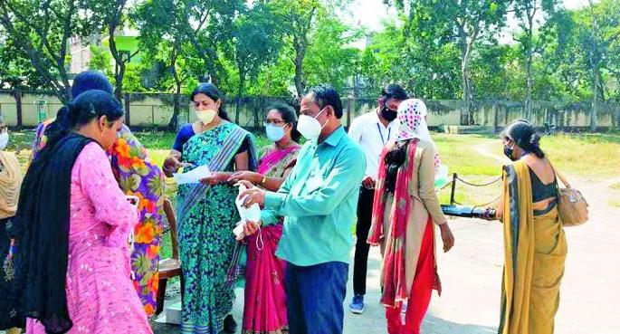 Due to unplanned administration, the confusion in the exams continued on Sunday | नियोजनशून्य कारभारामुळे परीक्षेतील सावळागोंधळ रविवारीही राहिला कायम Due to unplanned administration, the confusion in the exams continued on Sunday | नियोजनशून्य कारभारामुळे परीक्षेतील सावळागोंधळ रविवारीही राहिला कायम