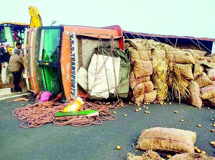 Sleep deprivation is the cause of an accident | झोपेची डुलकी ठरली अपघातास कारणीभूत