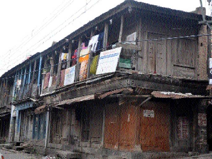 No report of hazardous buildings to Beed city council! | धोकादायक इमारतींची नोंद बीड नगर परिषदेकडे नाहीच ! No report of hazardous buildings to Beed city council! | धोकादायक इमारतींची नोंद बीड नगर परिषदेकडे नाहीच !