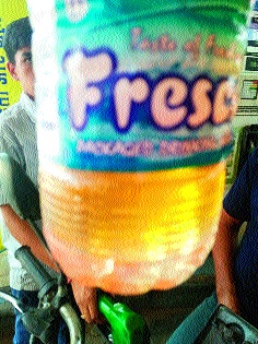 Petrol goes back to water | पेट्रोलमध्ये निघाले पुन्हा पाणी Petrol goes back to water | पेट्रोलमध्ये निघाले पुन्हा पाणी