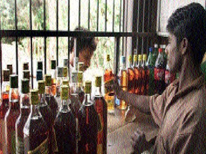 Look at those who sell more liquor in lesser days | कमी दिवसांत जास्त दारू विकणाऱ्यांवर नजर Look at those who sell more liquor in lesser days | कमी दिवसांत जास्त दारू विकणाऱ्यांवर नजर