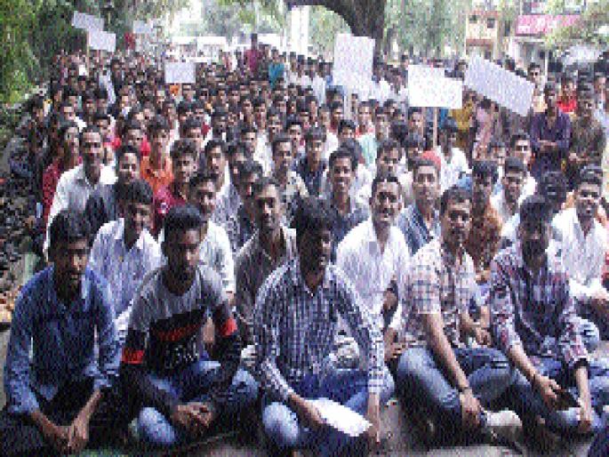 Cancel online portal; Student agitation | आॅनलाईन पोर्टल रद्द करा; विद्यार्थ्यांचे आंदोलन Cancel online portal; Student agitation | आॅनलाईन पोर्टल रद्द करा; विद्यार्थ्यांचे आंदोलन
